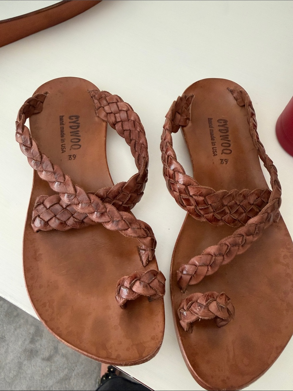 CYDWOQ Braided Leather Toe-Loop Sandals — Brown